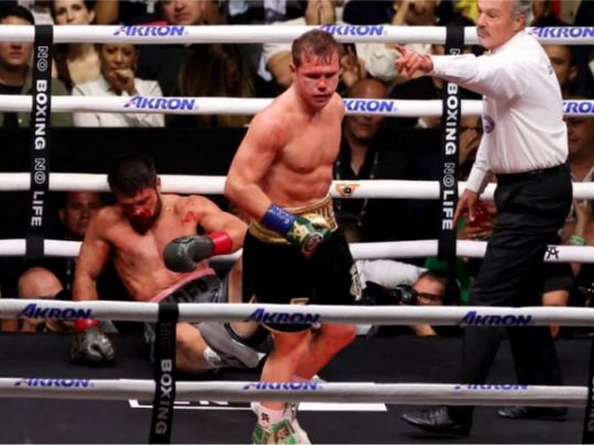 Сауль Альварес побив до крові британця у чемпіонському бою і поцілував у рингу красуню-дружину (відео)