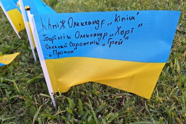 На Екатерининской площади в Одессе создали народный мемориал из флагов Украины 