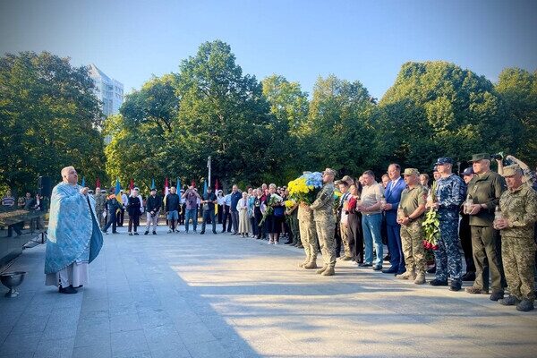 В День защитников и защитниц Украины в Одессе почтили память погибших Героев В День защитников и защитниц Украины в Одессе почтили память погибших Героев