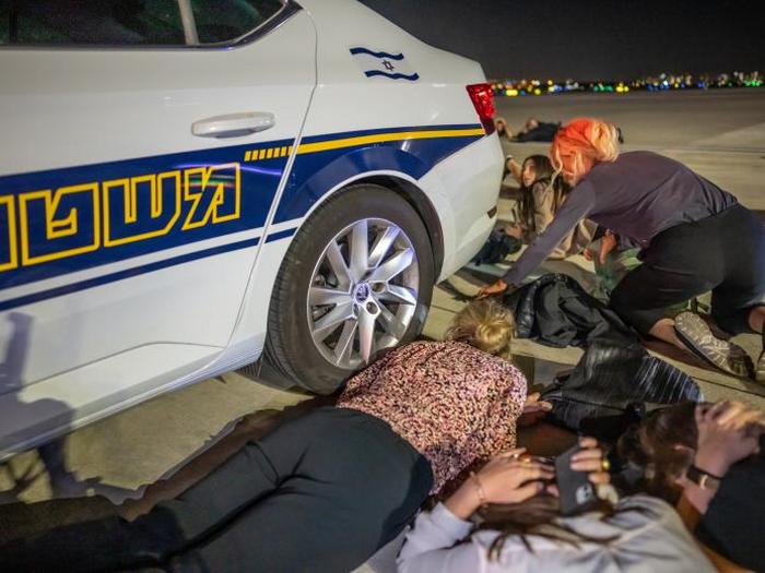 Канцлер ФРН ліг обличчям в асфальт під час обстрілу Ізраїлю ХАМАСом