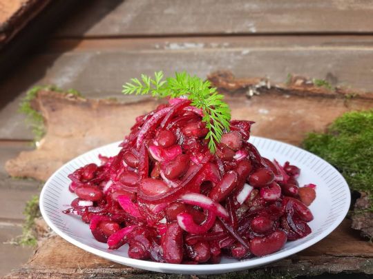 Квасолевий салат із маринованими огірками: смачно так, що не відірватися