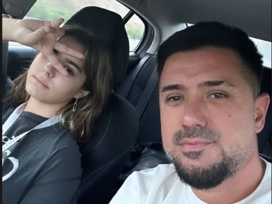 Залишився без дружини, зате зустрів доньку: Мурат Налчаджіоглу виїхав до&nbsp;Туреччини