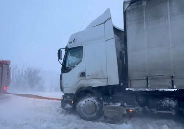 В Одесской области из-за нежных заносов спасателям приходится привлекать БТРы: на трассах застряли люди