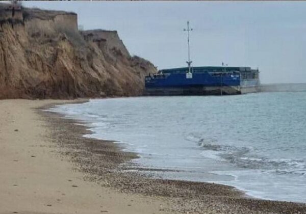 Из-за шторма к берегам Одесской области прибило зерновую баржу Из-за шторма к берегам Одесской области прибило зерновую баржу