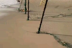 Ночной шторм в Одессе "разбомбил" побережье (видео)