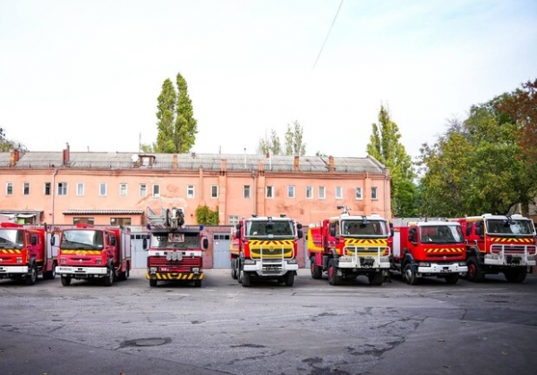 Одесским пожарным передали восемь пожарных авто