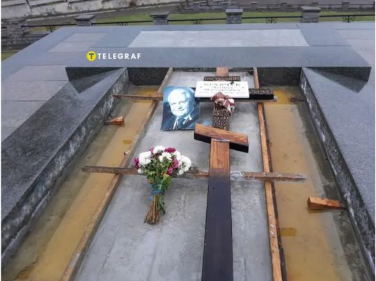 Без пам'ятника та у занедбаному стані: ЗМІ показали недоглянуте місце поховання Леоніда Кравчука у Києві (фото, відео)