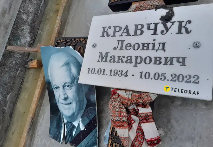 Без пам'ятника та у занедбаному стані: ЗМІ показали недоглянуте місце поховання Леоніда Кравчука у Києві (фото, відео)