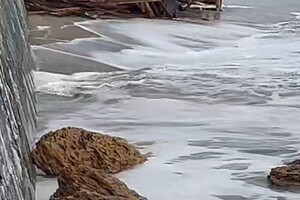 Ночной шторм в Одессе "разбомбил" побережье (видео)