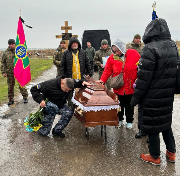 Загинув під час вуличних боїв у Маріуполі: у Запоріжжі попрощались із моряком, тіло якого повернули лише через рік
