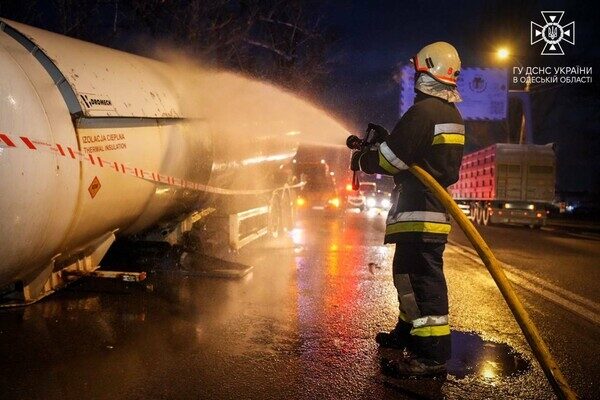 В Одессе горел и мог взорваться газовоз: подробности В Одессе горел и мог взорваться газовоз: подробности