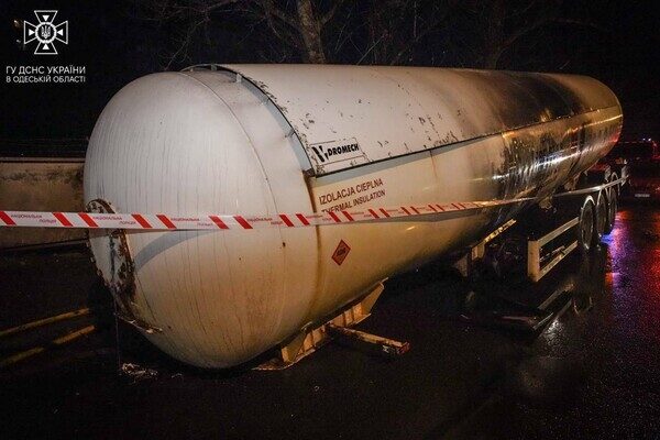 В Одессе горел и мог взорваться газовоз: подробности В Одессе горел и мог взорваться газовоз: подробности