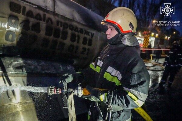В Одессе горел и мог взорваться газовоз: подробности В Одессе горел и мог взорваться газовоз: подробности