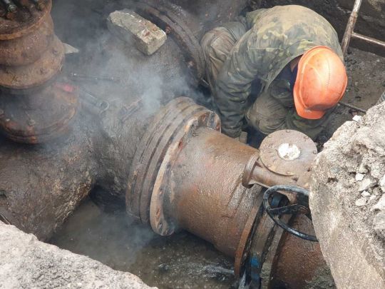 Деякі авто опинилися наполовину у воді: на лівому березі Києва прорвало трубу