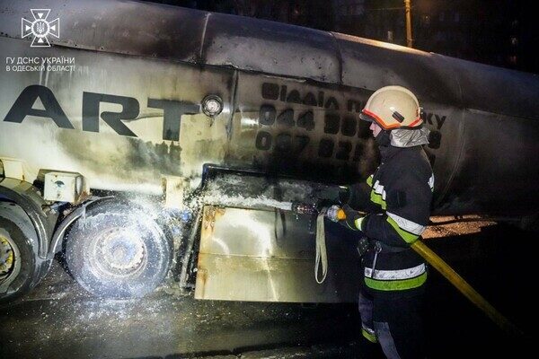В Одессе горел и мог взорваться газовоз: подробности В Одессе горел и мог взорваться газовоз: подробности
