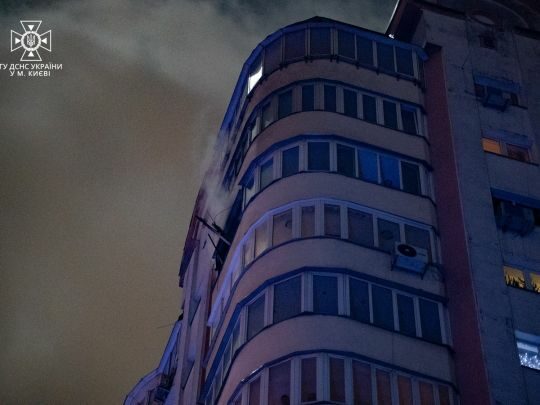 Киянин вистрибнув із вікна 14 поверху житлового будинку, рятуючись від пожежі у квартирі (фото, відео)