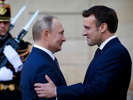 Макрон простягає руку путіну: що повідомляють французькі оглядачі