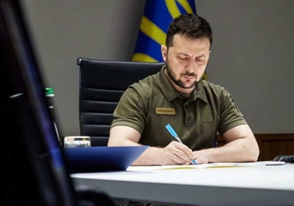 Зеленский подписал указ "об исторически населенных украинцами территориях России" Зеленский подписал указ "об исторически населенных украинцами территориях России"