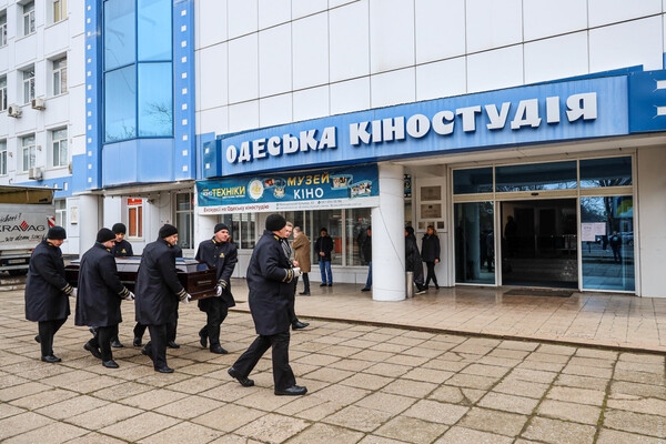"Одесский джентльмен": у киностудии простились с известным актером Евгением Хаитом  