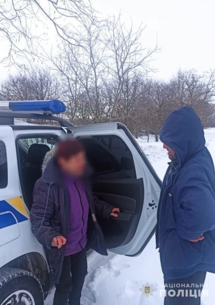 На Дніпропетровщині поліцейський врятував від смерті подружню пару, яка замерзала у полі (фото)