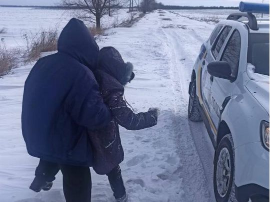 На Дніпропетровщині поліцейський врятував від смерті подружню пару, яка замерзала у полі (фото)
