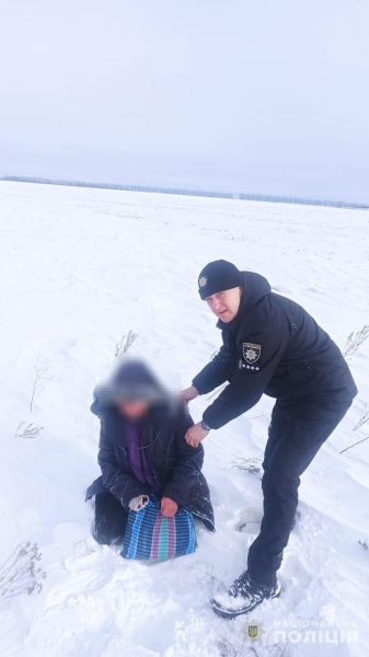 На Дніпропетровщині поліцейський врятував від смерті подружню пару, яка замерзала у полі (фото)