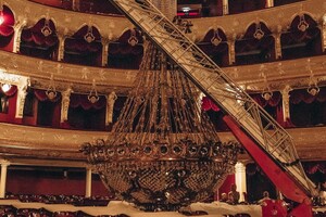 В Одесском оперном театре сняли огромную люстру