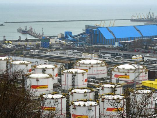 Російська нафтопереробна галузь падає: атаки українських безпілотників зупинили два заводи