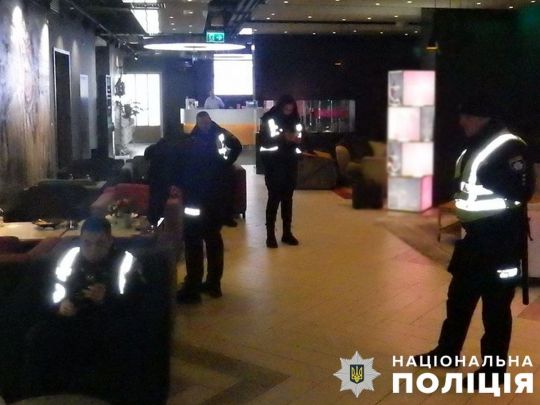 У центрі Києва сталася стрілянина у готелі: чоловік отримав поранення