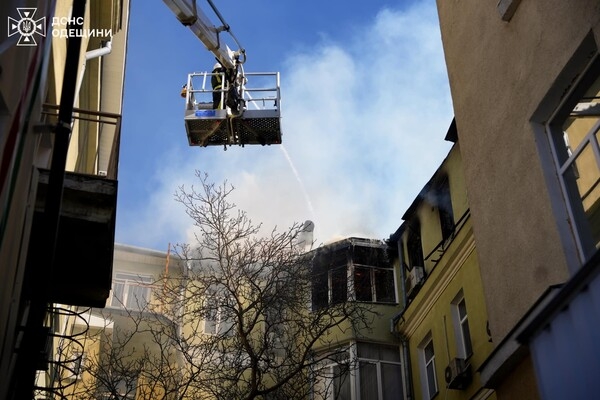 На Канатной в Одессе вспыхнул пожар в доме: погиб спасатель