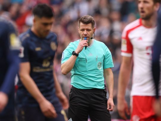 Арбітр-поліцейський врятував життя футболісту німецької бундесліги (фото, відео)