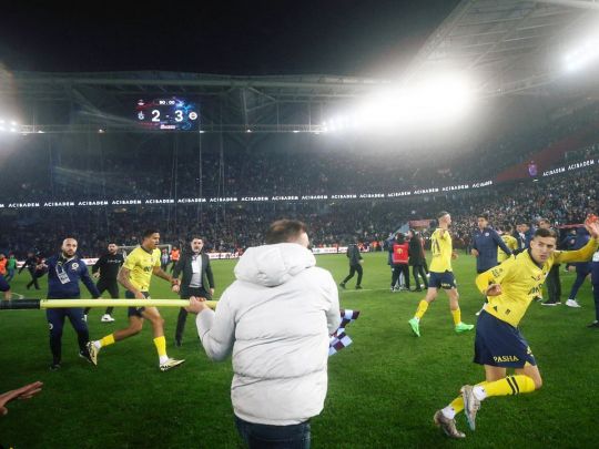 З ножами та кутовими прапорцями в руках: футболісти «Фенербахче» та фанати «Трабзонспора» влаштували жорстоку бійку просто на полі (відео)
