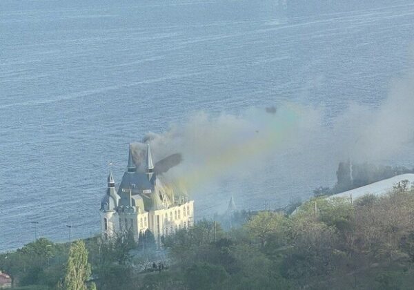 Осколки от ракет в Одессе повредили "Замок Гарри Поттера" и ранили Кивалова: пострадали 17 человек, двое погибли (обновляется) Осколки от ракет в Одессе повредили "Замок Гарри Поттера" и ранили Кивалова: пострадали 17 человек, двое погибли (обновляется)