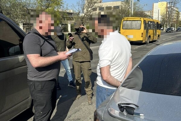 Начальника таможенного поста Одесской таможни и его сообщницу поймали на взятке