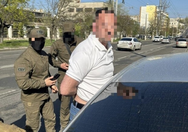 Начальника таможенного поста Одесской таможни и его сообщницу поймали на взятке