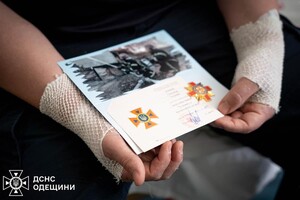 В Одессе наградили спасателей, пострадавших в результате обстрела города 15 марта