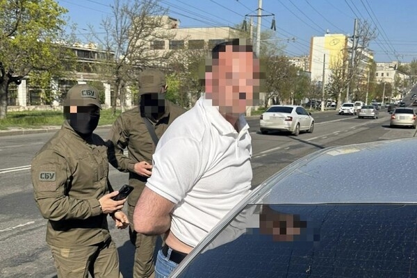 Начальника таможенного поста Одесской таможни и его сообщницу поймали на взятке
