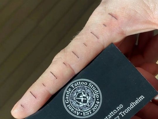 Чоловік витатуював лінійку на пальці для зручності: фоловери розділились у думках