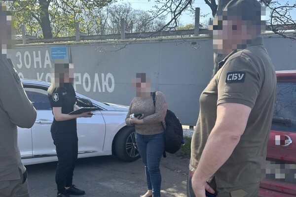 Начальника таможенного поста Одесской таможни и его сообщницу поймали на взятке