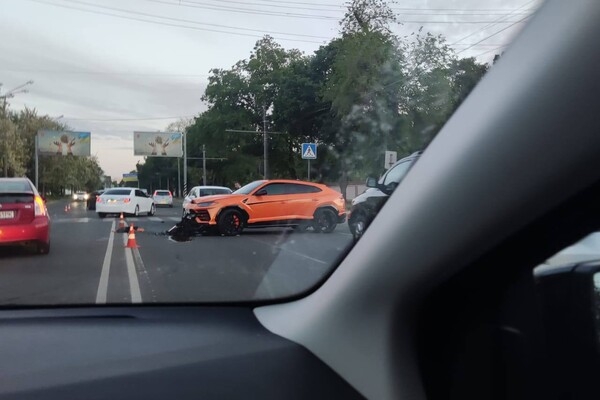 В Одессе произошло ДТП с участием кроссовера Lamborghini Urus стоимостью около 300 тысяч долларов