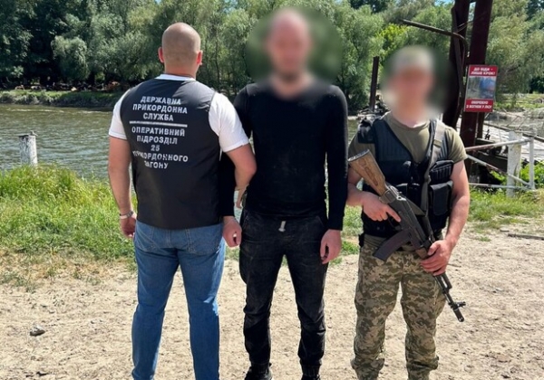 Плыл на надувном матрасе с изображением спайдермена: в Одесской области задержали уклониста