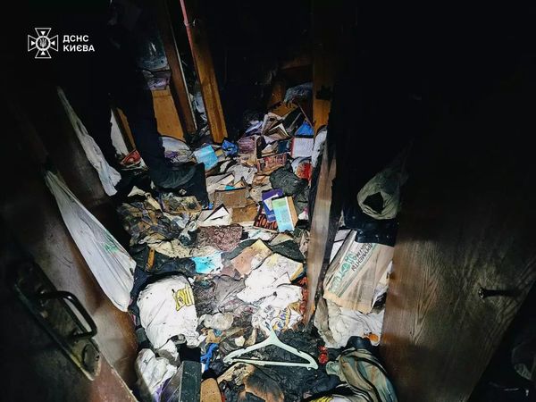 Отруєння та опіки: у Києві під час пожежі врятували жінку