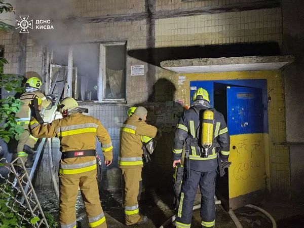 Отруєння та опіки: у Києві під час пожежі врятували жінку