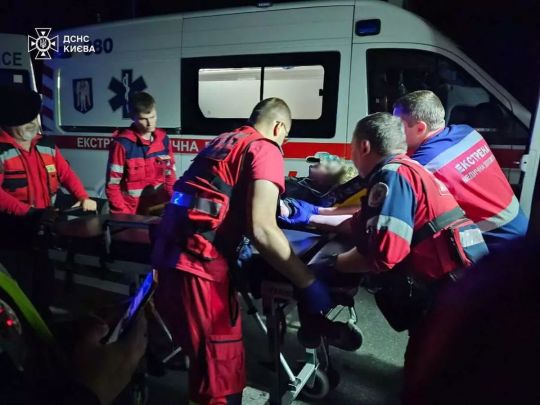 Отруєння та опіки: у Києві під час пожежі врятували жінку