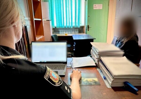 В Одессе будут судить женщину, совершившую надругательство над флажками погибшим Героям В Одессе будут судить женщину, совершившую надругательство над флажками погибшим Героям