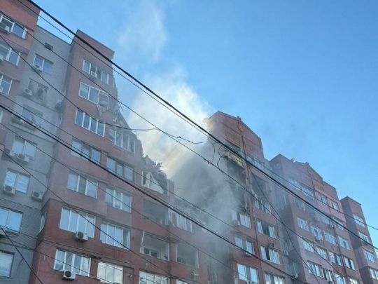 Росіяни вдарили ракетою по багатоповерхівці у Дніпрі, є потерпілі (фото, відео)