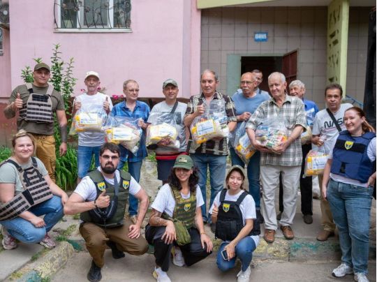 Українські волонтери та благодійники продовжують допомагати мешканцям Херсону