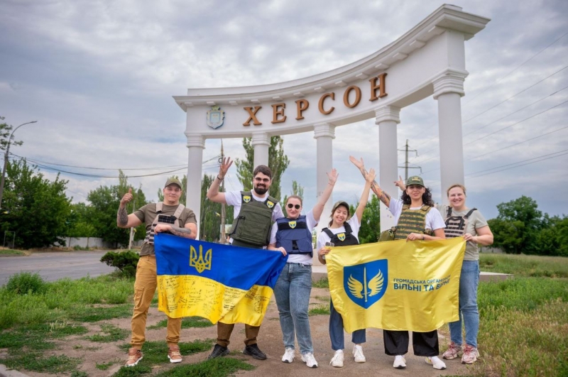 Українські волонтери та благодійники продовжують допомагати мешканцям Херсону