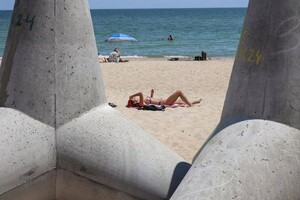 На пляжах в Черноморске купаются прямо с бетонными конструкциями: запрет никому не мешает 