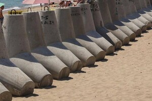 На пляжах в Черноморске купаются прямо с бетонными конструкциями: запрет никому не мешает 